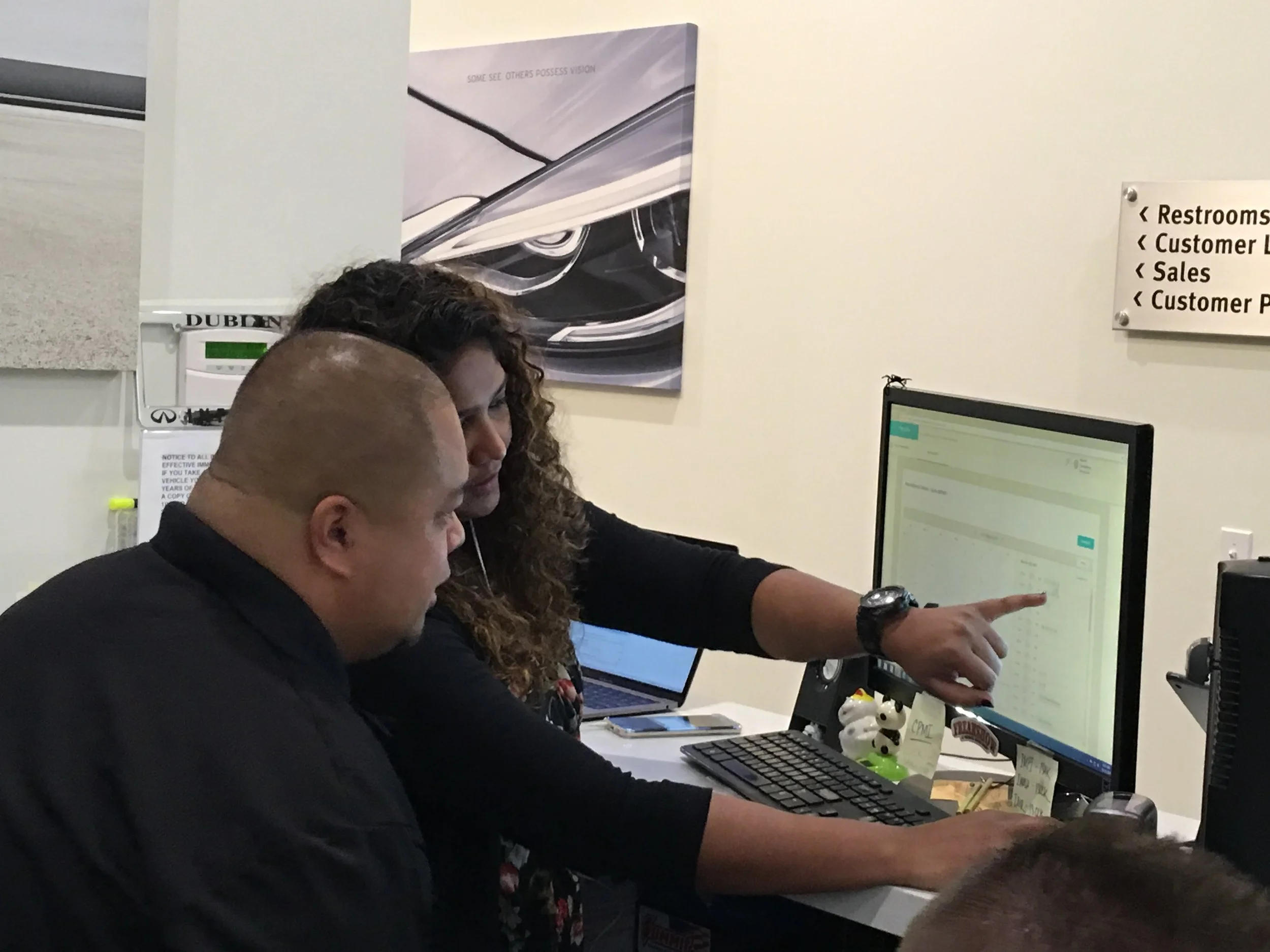 Collaboration with dealer at computer screen